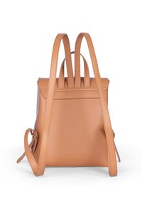 Zaino in pelle tan con spallacci regolabili, texture morbida, forma strutturata e design minimalista. Il pannello posteriore presenta una chiusura a zip.