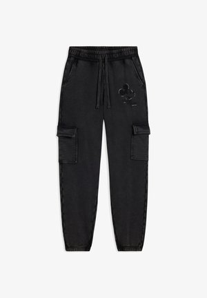 Pantalones cargo negros de tela suave, con cintura elástica, cordón, bolsillos laterales y un logo de Mickey Mouse de strass.