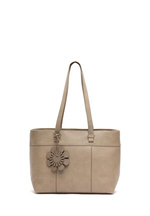 Borsa tote in pelle beige con due manici lunghi, caratterizzata da un accento a forma di fiore sulla parte anteriore e dettagli di cucitura per un tocco di consistenza e design.