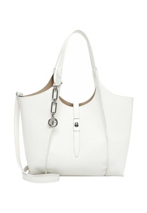 Bílá kožená taška typu tote s horními uchy, odnímatelným ramenním popruhem, předním přezkou a kulatým stříbrným přívěskem na řetízku.