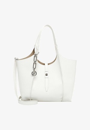 Witte leren tote bag met handvatten aan de bovenkant, afneembare schouderriem, voorste gespsluiting en een ronde zilveren bedel aan een ketting.