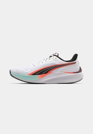 Witte sportieve schoen met bovenwerk van mesh, zwarte en rode accenten, en een gradiënt zool van muntgroen naar koraal. Beschikt over een gevoerde tussenzool en veters.