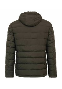 Ciemnozielona kurtka puchowa z kapturem, charakteryzująca się pikowanym wzorem i poziomymi szwami. Materiał wydaje się gładki i ocieplający.