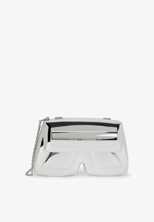 Srebrna metaliczna torebka o strukturalnej konstrukcji, z zapięciem na klamrę i odpinanym łańcuszkiem. Wyrazisty detal logo z przodu.