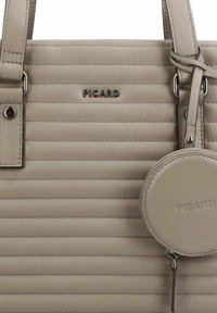 Bolso de mano texturizado en beige con diseño de rayas verticales, que presenta acentos con el logotipo y un monedero redondo desmontable. Incluye correas ajustables.