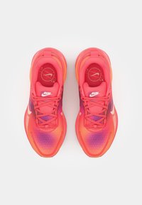 Nike Performance VOMERO 18 SE - Laufschuh Straße - ember glow/washed coral/sweet beet/marakesh