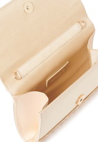 Beige kuvertplånbok med slät yta, guldfärgad hårdvara, tryckknappslås och kortfack inuti. Fodrad med satin.