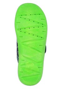 Groene rubberen zool met een textuur oppervlak en afvoergaten, met een gebogen vorm. De merknaam is in de zijkant geperst. Maat 26.