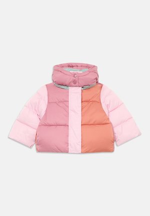 Gewatteerde jas met een kleurblok ontwerp in roze, lichtroze en oranje. Voorzien van een hoge kraag en een knoopsluiting aan de voorkant.