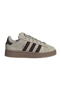 Basket beige en daim avec semelle en caoutchouc marron, trois bandes marron foncé, lacets et texte « CAMPUS » sur le côté.