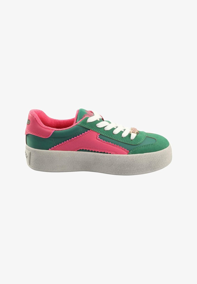 Sneaker verde e rosa con una suola platform bianca texturizzata, caratterizzata da un design a pannelli contrastanti e lacci bianchi.
