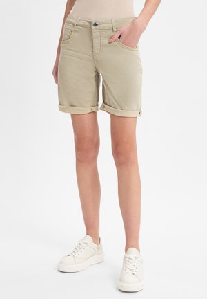 Khakifärgade denimshorts med upplutade fållar, med en framknappsstängning, sidofickor och en mjuk textur. Matchas med vita sneakers.