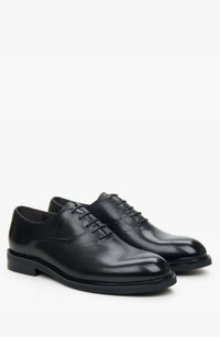 Czarne skórzane buty oxford z gładkim wykończeniem, okrągłym noskiem i niskim, warstwowym obcasem. Prosty design bez ozdób.