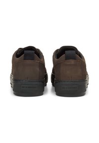Sneaker basse in suede marrone, con suole in gomma nera e dettagli testurizzati. Laccio posteriore per una facile calzata.