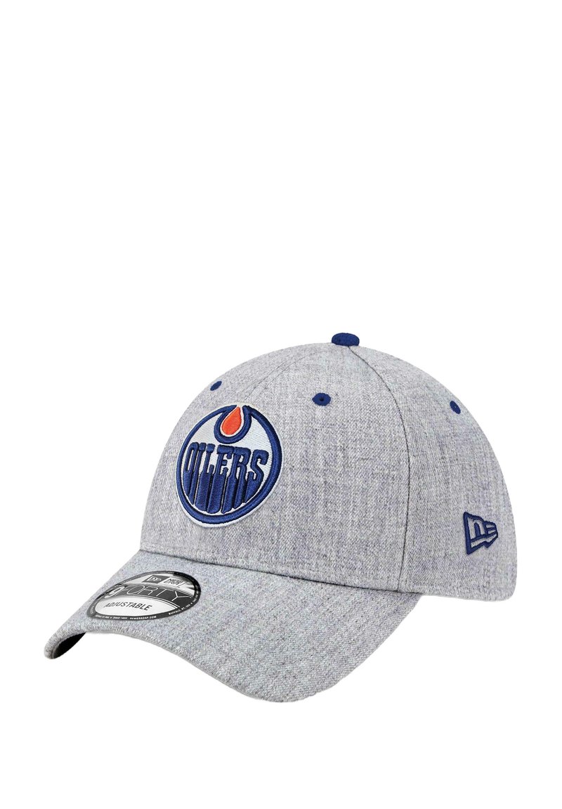 Grauer Baseballcap aus strukturiertem Stoff mit runder Krone, blauen Akzenten und einem gestickten "OILERS"-Logo auf der Vorderseite.