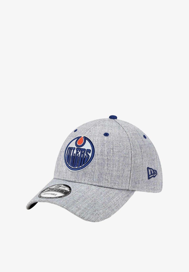 Grauer Baseballcap aus strukturiertem Stoff mit runder Krone, blauen Akzenten und einem gestickten "OILERS"-Logo auf der Vorderseite.