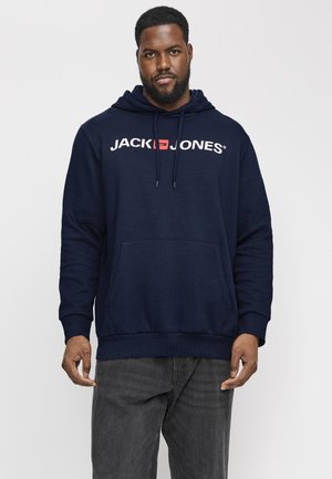 Mørkeblå hettegenser med lommer foran, snor i hetten, og hvit logo tekst "JACK & JONES" på brystet. Myk stofftekstur.