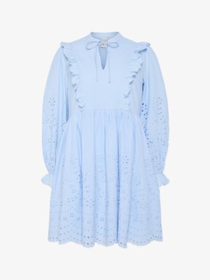 Šviesiai mėlyna medvilninė suknelė su ilgomis rankovėmis, raukšlėta apykakle, rakto formos iškirpte ir aklėmis siuvinėtu kraštu bei rankogaliais.