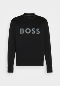 Sudadera negra de algodón, con cuello redondo y mangas largas. La palabra "BOSS" se muestra de manera prominente en gris en el pecho.