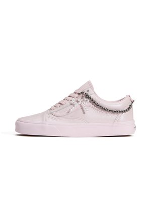 Ljusrosa låg sneaker i strukturerat läder, med snören och ett accessoar med silverfärgad kulkedja runt kragen mot en vit bakgrund.