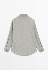 Langärmeliges gestreiftes Hemd in Grautönen und Weiß, mit Kragen, Knopfmanschetten und abgerundetem Saum.