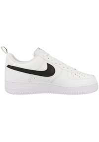 Sneakers in pelle bianca con logo Nike swoosh nero, punta perforata, lacci piatti e una spessa suola in gomma bianca. Accenti testurizzati sui lati.