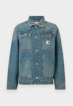 Giacca di denim blu con design classico, caratterizzata da un colletto, bottoni a pressione, due tasche frontali e una patch con marchio sul petto a sinistra.