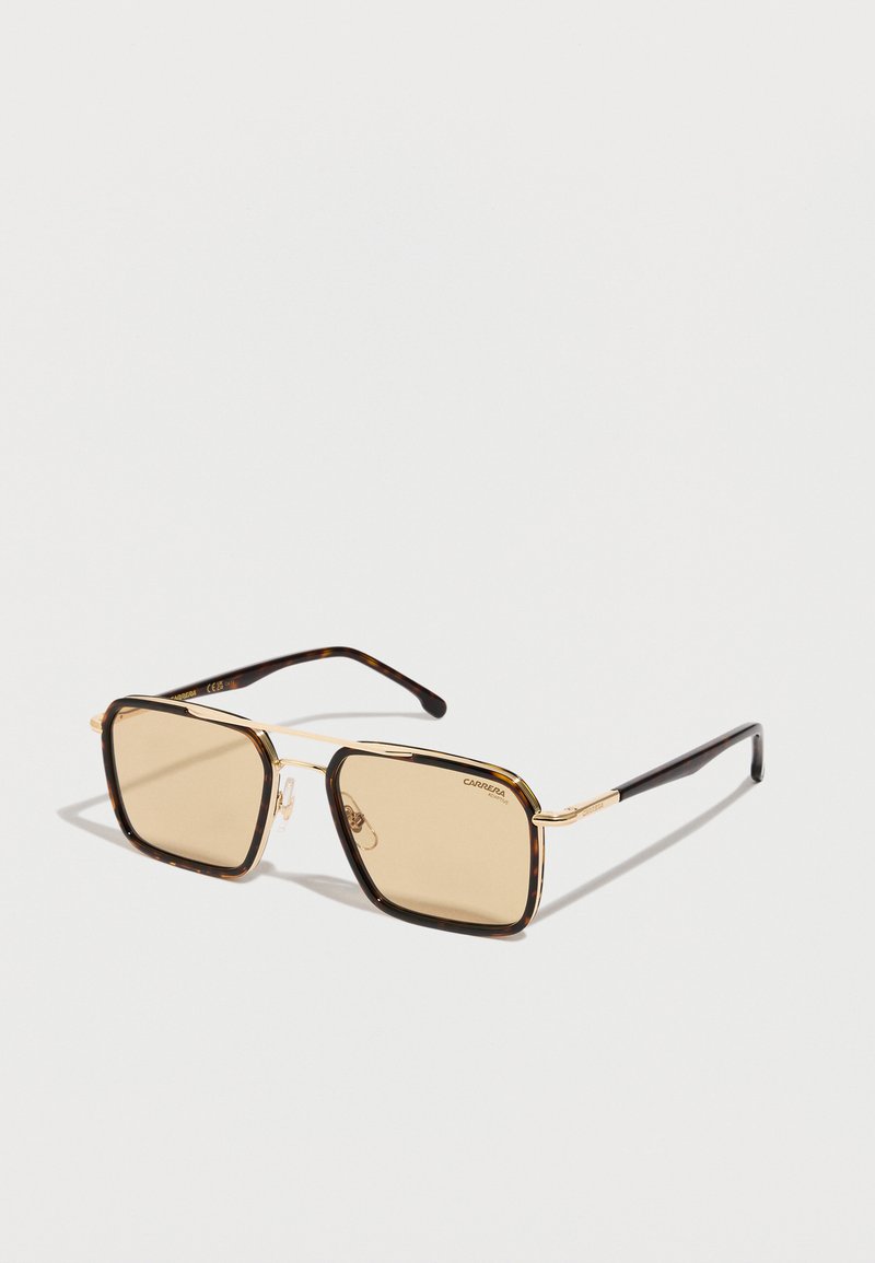 Gafas de sol con tintado marrón, diseño rectangular, montura de carey negro y acentos metálicos dorados. Textura suave y construcción ligera.