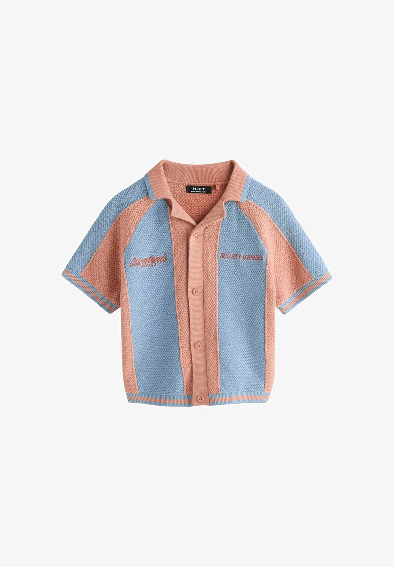 Camisa de punto con botones y manga corta, con paneles verticales en azul y melocotón, cuello y bordados que dicen "Society Member" y "Essentials" en el pecho.