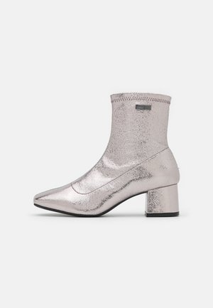 Metallisch silberne Knöchelstiefel mit spitzem Zeh, kurzem Schaft, strukturiertem Obermaterial und quadratischem Blockabsatz. Verfügt über eine Stitching und eine Logo-Akzent.