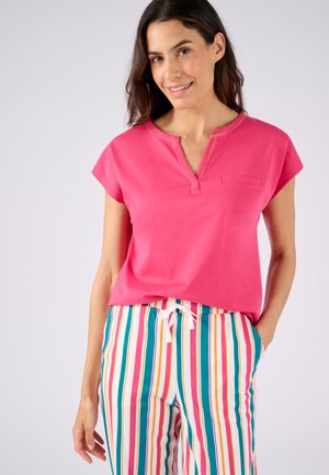 T-shirt en coton rose avec un col en V et des manches courtes. Associé à un pantalon à rayures multicolores avec des lignes bleues, roses et jaunes.