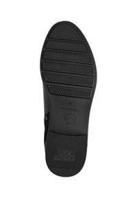 Semelle de chaussure en caoutchouc noir avec une surface texturée et à motifs et des rainures pour une meilleure adhérence. Présente un logo et des détails de taille en relief.