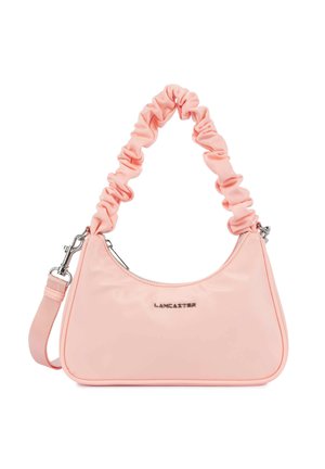 Sac à main Lancaster rose clair avec poignée froncée, bandoulière amovible, fermeture éclair argentée et logo de marque en métal à l'avant.