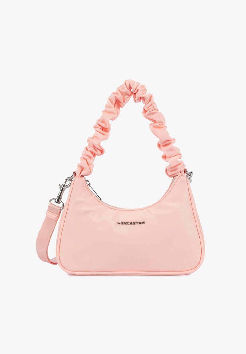 Sac à main Lancaster rose clair avec poignée froncée, bandoulière amovible, fermeture éclair argentée et logo de marque en métal à l'avant.