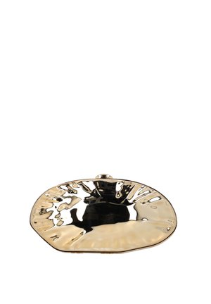 Kultainen metallinen clutch-laukku, kiiltävällä epäsäännöllisellä vasaratulla pinnalla ja pyöristetyn ovaalilla muodolla valkoista taustaa vasten.