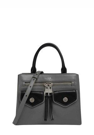 Grå handväska med svarta accenter, zippered frontfickor, silverdetaljer, dubbla handtag och justerbar axelrem. Texturerad läderfinish.