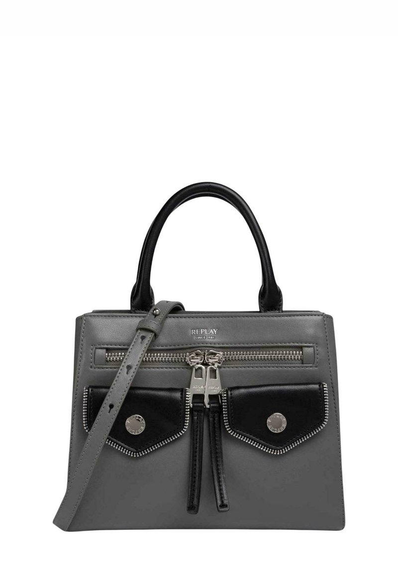 Bolso de mano gris con acentos negros, bolsillos frontales con cremallera, herrajes plateados, asas dobles y correa de hombro ajustable. Acabado en cuero texturizado.