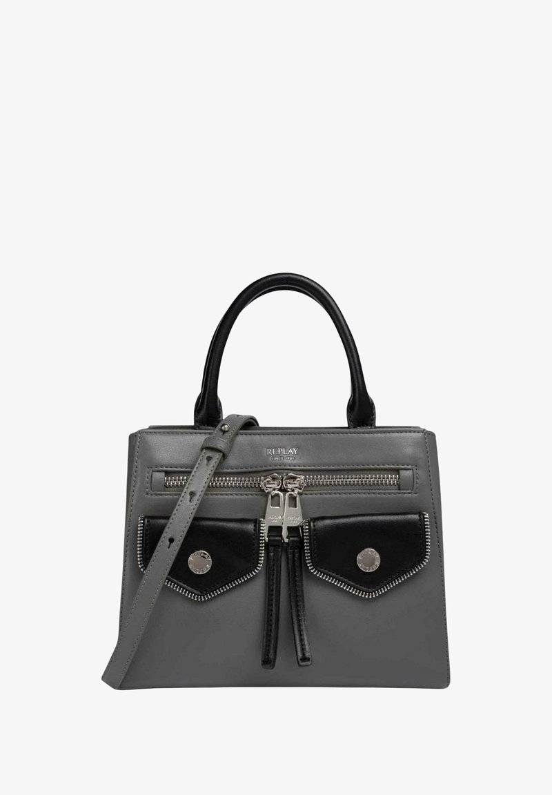 Borsa grigia con dettagli neri, tasche anteriori con zip, accessori in argento, manici doppi e tracolla regolabile. Finitura in pelle testurizzata.