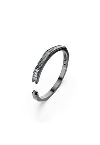 Pulsera de brazalete de metal negro que presenta una fila de piedras rectangulares a lo largo del borde superior. Diseño elegante con extremos abiertos para ajuste.