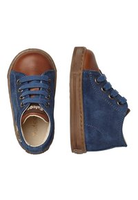 Modré semišové boty s hnědými koženými akcenty, kulatou špičkou a šněrováním na pět eyeletů. Texturovaná hnědá gumová podrážka. Zobrazeny boční a horní pohledy.