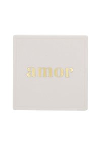 Sottobicchiere quadrato, rosa chiaro con una finitura texturizzata, che presenta la parola "amor" in lettering dorato impresso al centro.