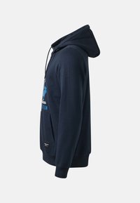 Sweat à capuche bleu marine à manches longues, poche avant et motif graphique visible sur la poitrine, vu de côté.