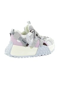 Gruba tenisówka z szarymi, białymi i różowymi panelami z zamszu, grubą, protektorowaną podeszwą, pętlami do łatwego zakładania oraz szarymi sznurowadłami, widoczna z zewnętrznej strony.