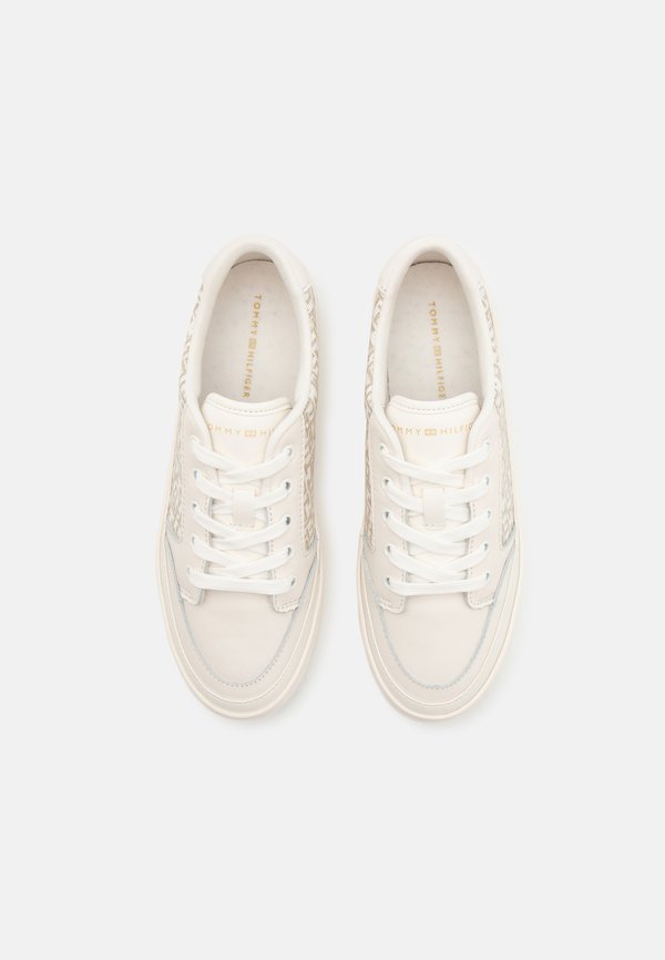 MONOGRAM - Trainers - ivory petal4