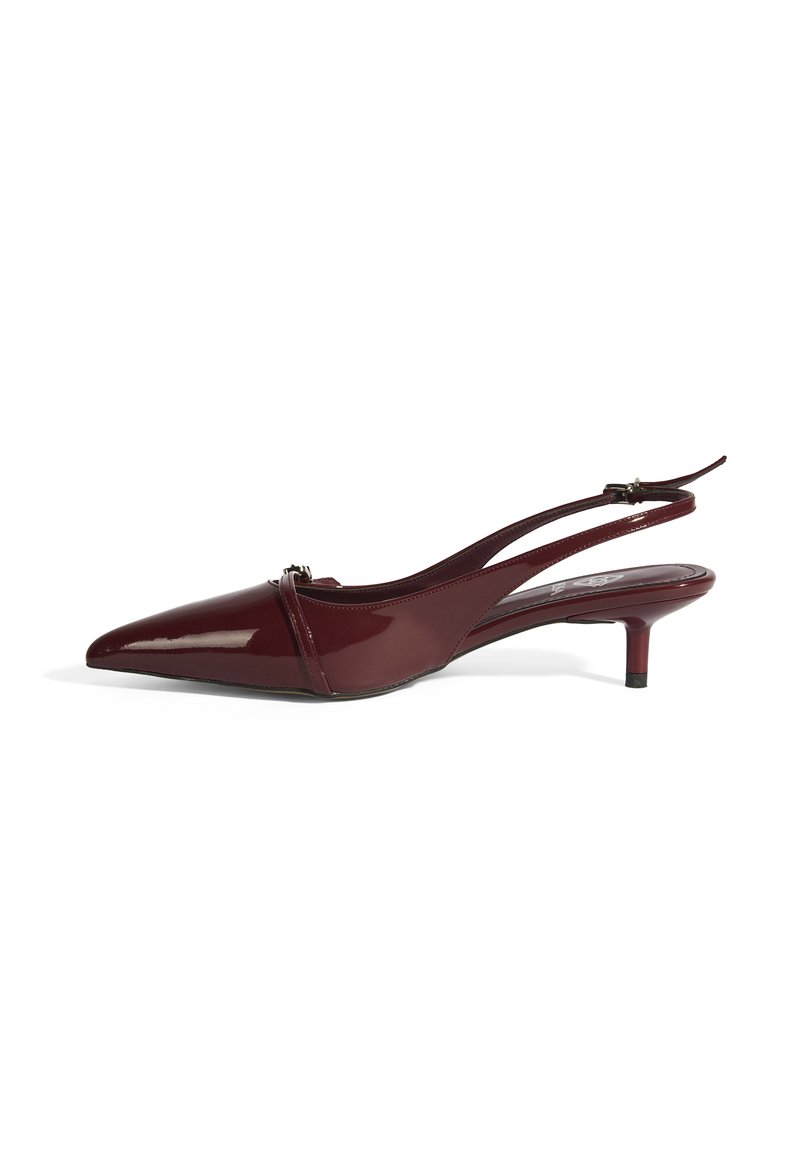 Burgunderfarbene Lackleder-Slingback-Absätze mit spitz zulaufender Spitze, minimalen Riemenverzierungen und einem kleinen, zulaufenden Absatz. Glatte Textur.