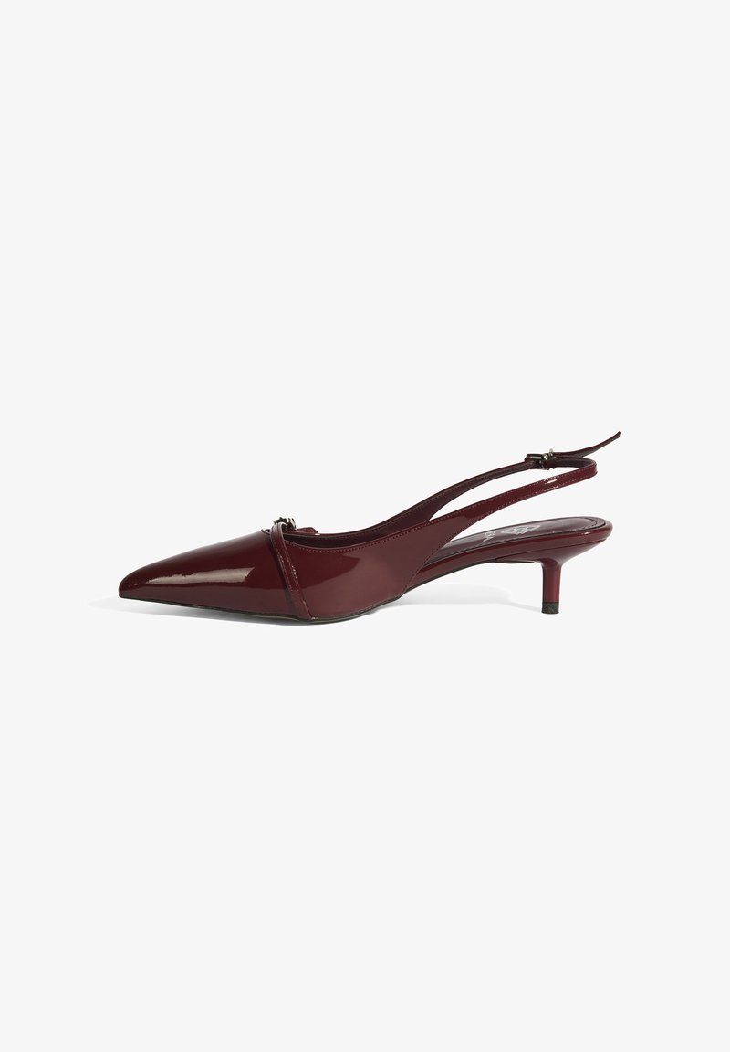 Burgunderfarbene Lackleder-Slingback-Absätze mit spitz zulaufender Spitze, minimalen Riemenverzierungen und einem kleinen, zulaufenden Absatz. Glatte Textur.