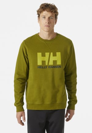 Sudadera verde oliva con cuello redondo, que presenta un gran logo amarillo "HH" y el texto "HELly HANSEN" en el pecho. Textura suave.