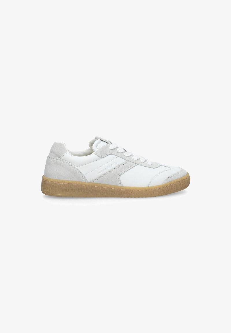 Baskets blanches combinant cuir lisse et accents en suède gris. Bout arrondi, semelle en caoutchouc légèrement texturée, avec des lacets.