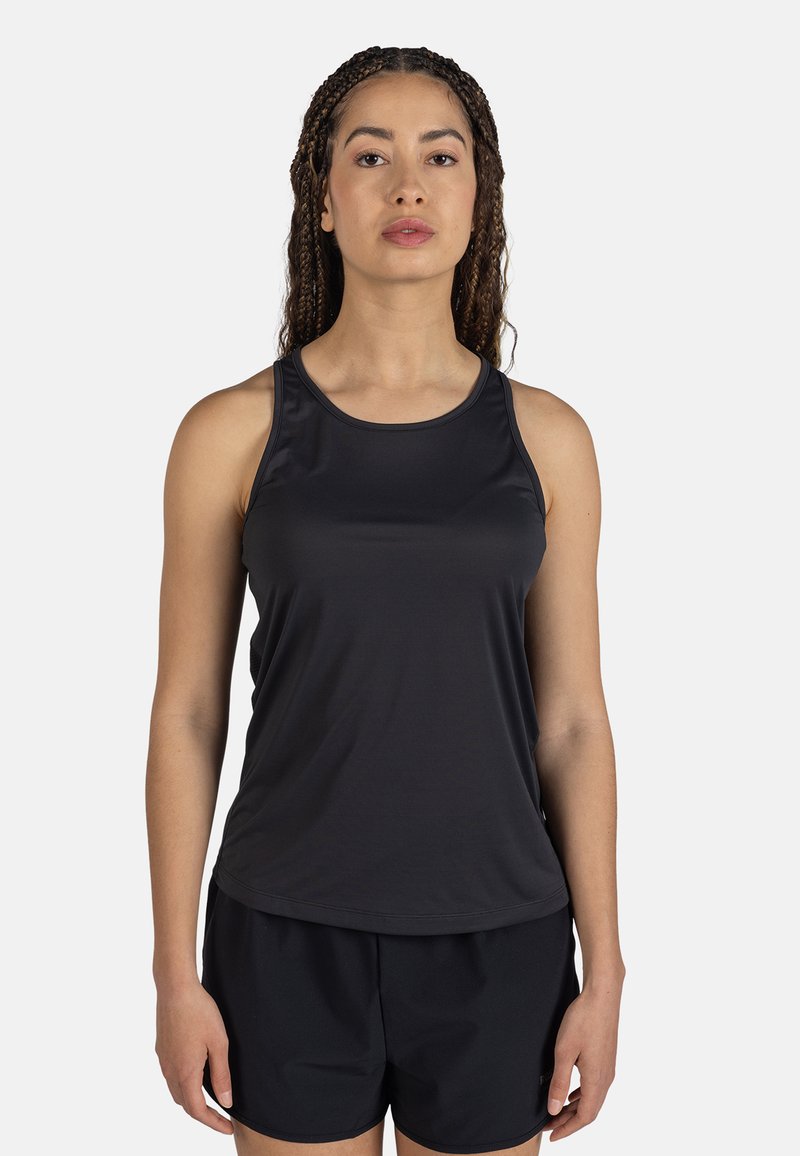 Czarny sportowy top bez rękawów z okrągłym dekoltem i plecami w stylu wyścigowym, wykonany z lekkiego, gładkiego materiału; zestawiony z czarnymi szortami.