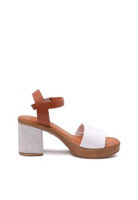 Sandal in pelle marrone con cinturino alla caviglia, dotato di una larga striscia bianca, tacco chunky in suede beige e soletta in pelle liscia color nocciola.